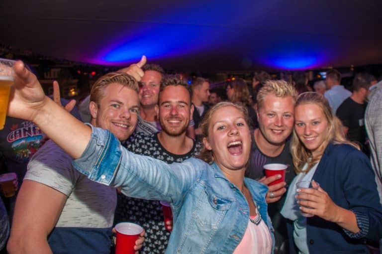 jonge stellen poseren voor een foto tijdens een feestweek in Naaldwijk in het Westland
