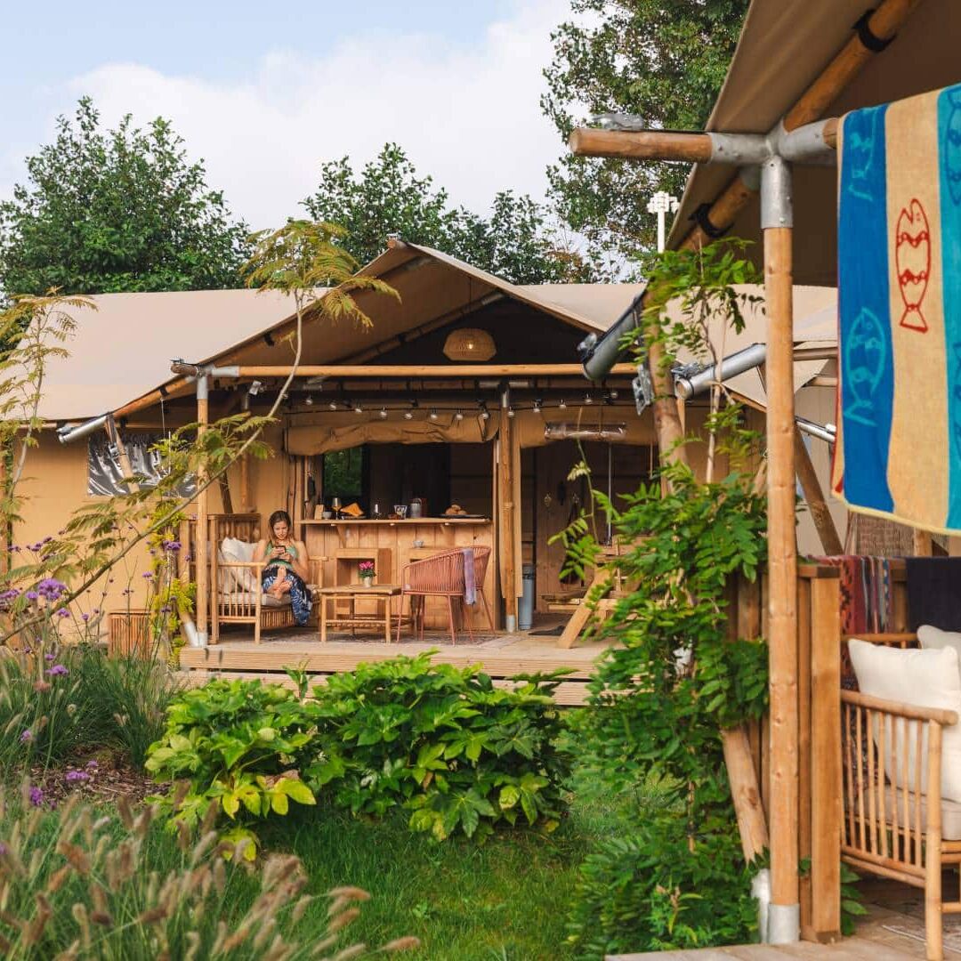 foto van vrouw in voortent van safaritent bij Sahara Stay bij Slag Vlugtenburg in het Westland