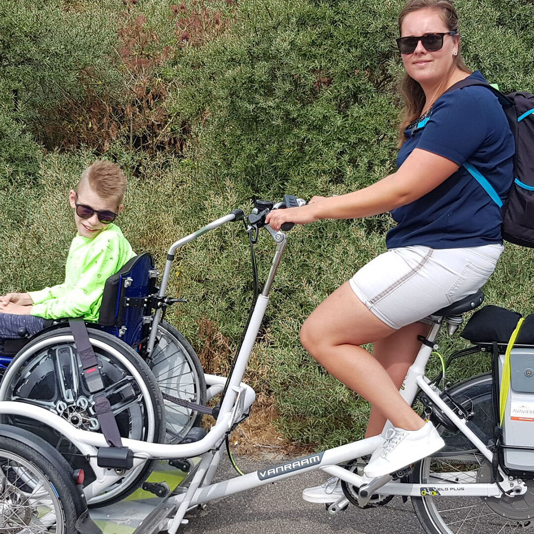 fietsrolstoel van Stichting Avavieren om mensen met een beperking vakantie te laten vieren aan de Westlandse kust
