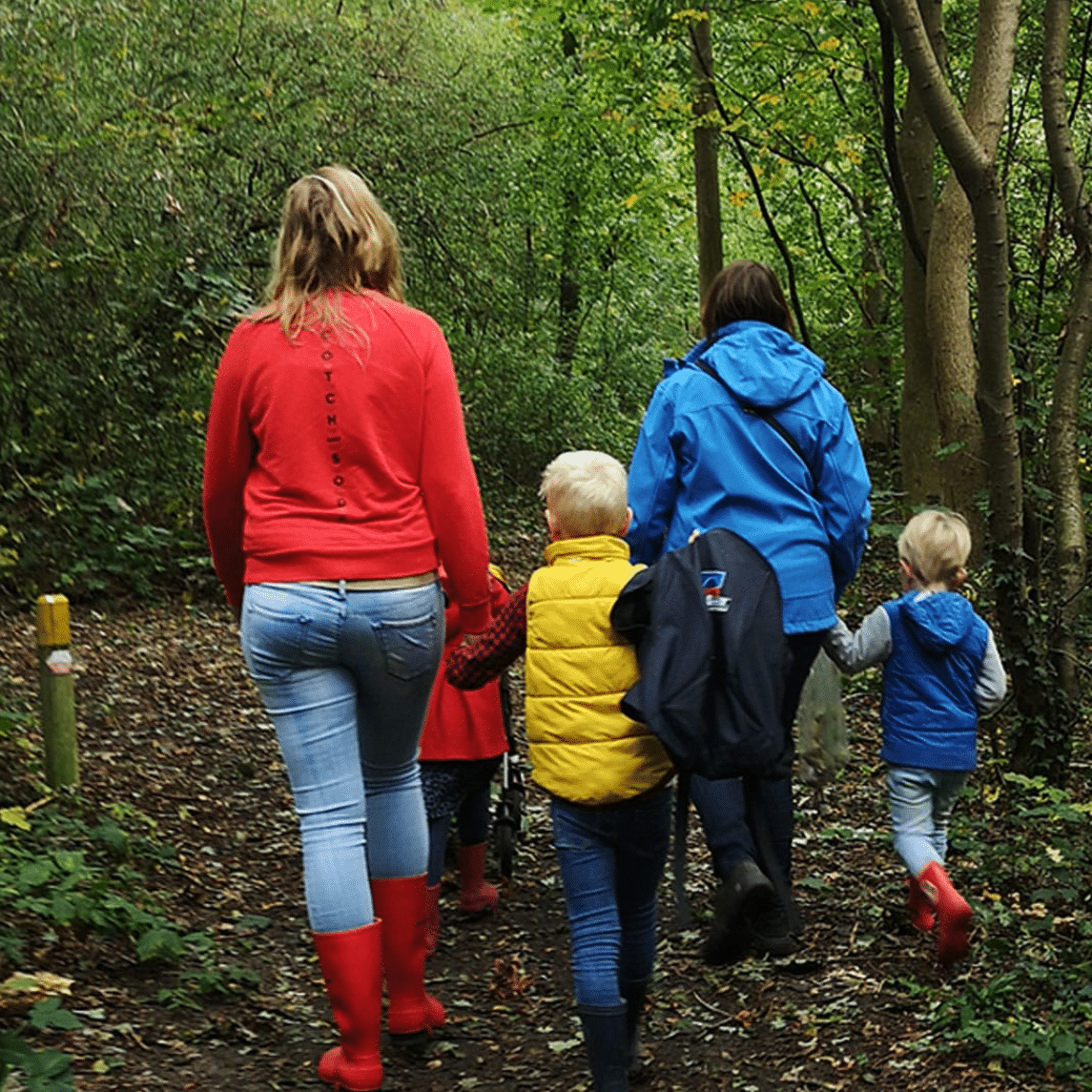 Wandelend-gezin-in-Staelduinse-Bos---foto-Leanne-Reijgers